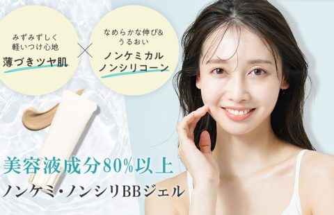 美容液成分80%以上のノンケミカル・ノンシリコーンBBジェル（試作品No.1MK7021）を指先で頬にのばす女性。薄づきのツヤ肌に仕上がった状態