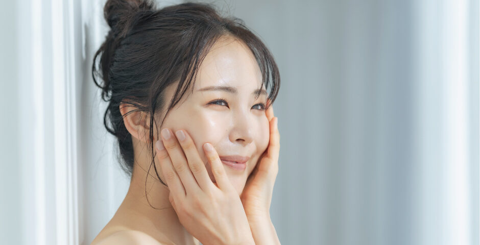 頬に手を当てる女性