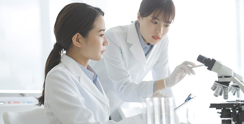 化粧品の研究開発風景