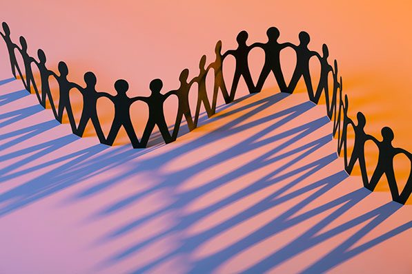 紙男性が手を繋いだ画像