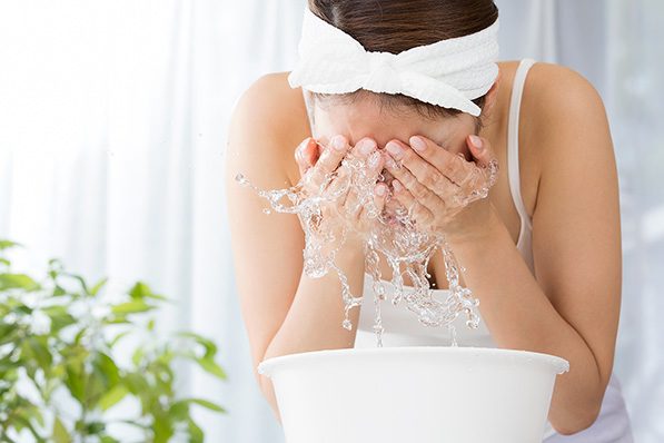 洗顔をする女性