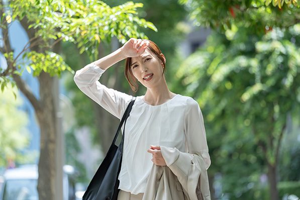 汗をかく女性　夏